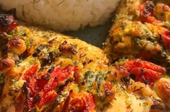 دجاج محشي بالجبن مع طماطم مجففة وسبانخ