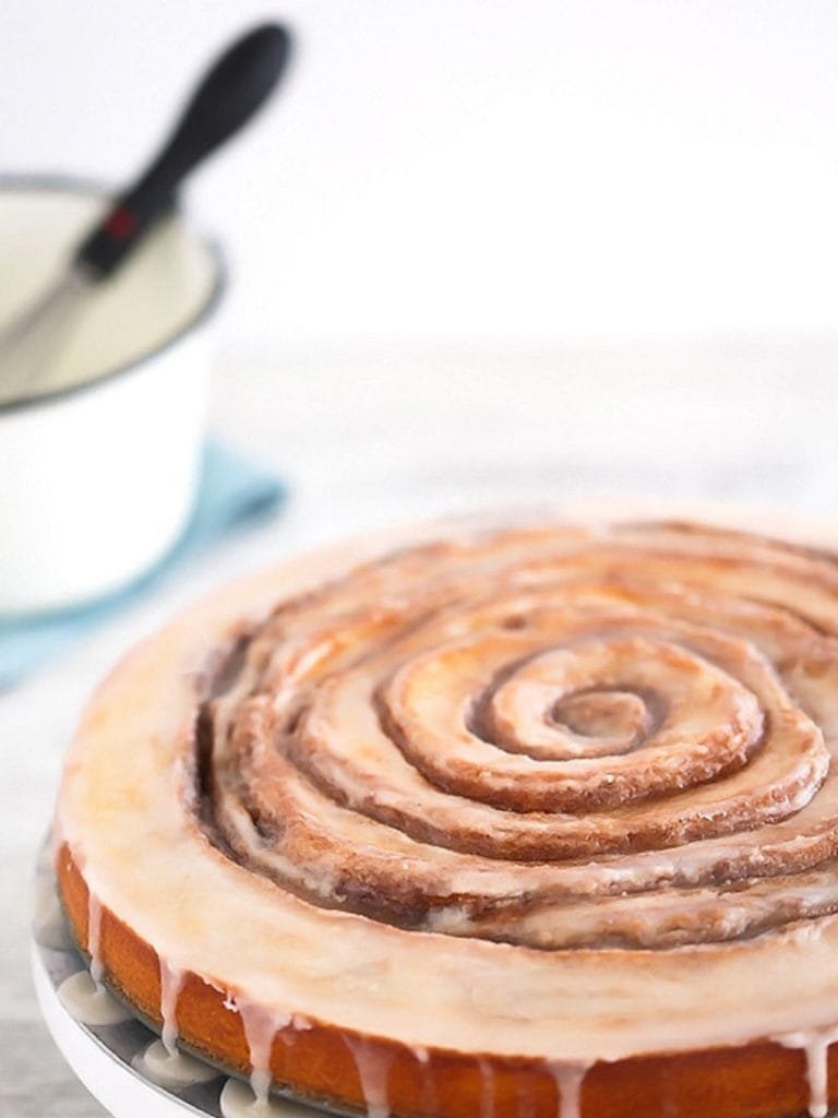 Gooey Cinnamon Roll Cake - Cleobuttera