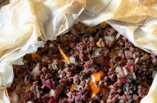 فطيرة بالجلاش و اللحمه المفرومة و الجبن