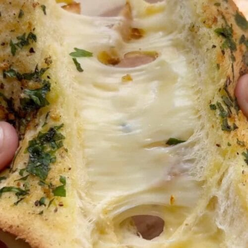 خبز بالثوم والجبنة المشوية