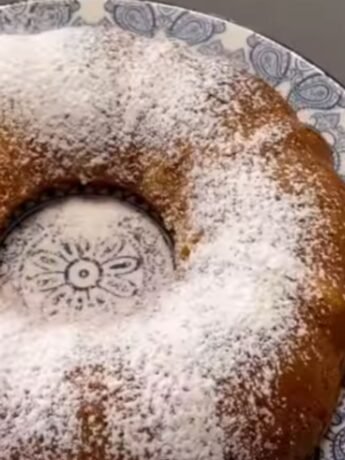 Learn how to make a quick and easy vanilla cake using just one cup of flour. Perfect for any occasion, topped with powdered sugar!